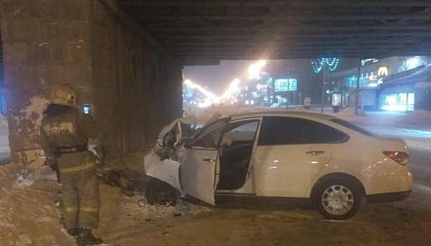 В ГИБДД рассказали о травмах водителя, который врезался в опору моста на Красном проспекте