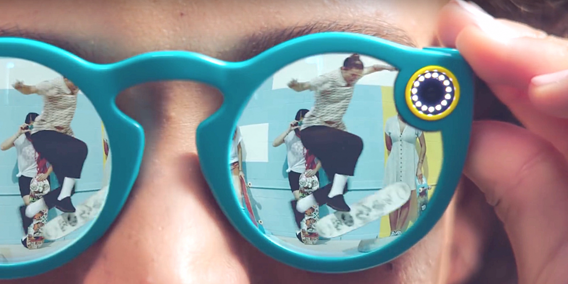 Видео-очки Snap Spectacles уже можно приобрести в городе Венис, штат Калифорния. В 2017 году они станут распространяться повсеместно. Очки предназначены для записи коротких 10-секундных видеороликов от первого лица