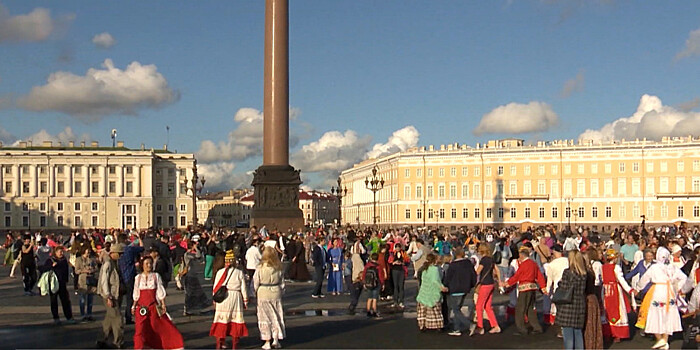 «Хоровод мира»: сотни людей взялись за руки на Дворцовой площади