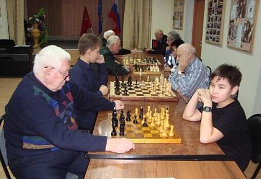 Представители старшего поколения и школьники посоревновались в шахматно-шашечном турнире в честь Дня пожилого человека