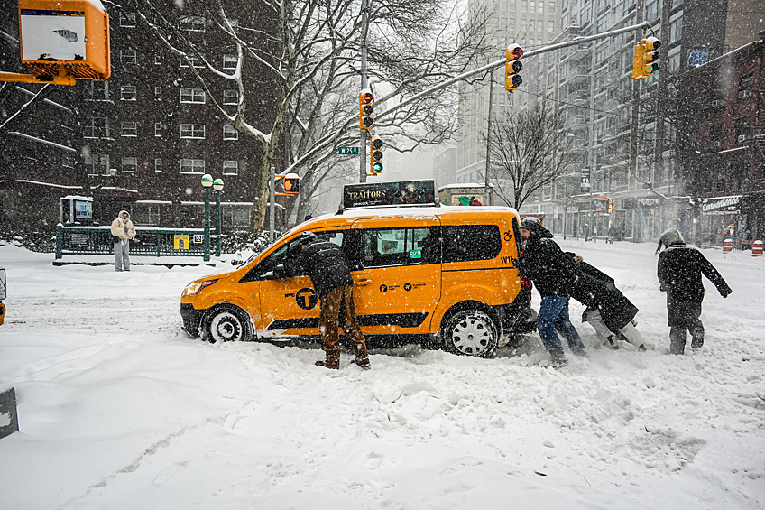 Последствия снегопада в Нью-Йорке