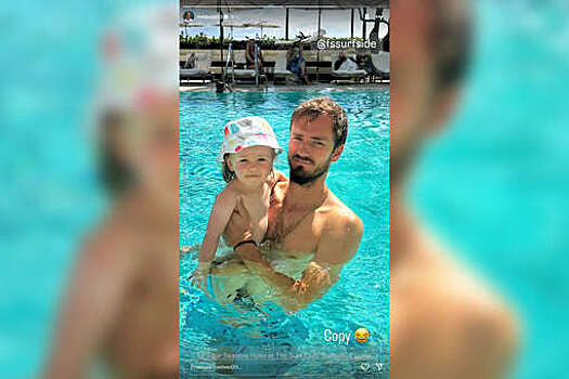 Теннисист Медведев опубликовал фото с дочерью на отдыхе