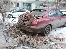 В Екатеринбурге на припаркованную иномарку рухнули кирпичи, отвалившиеся от трансформаторной будки