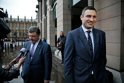 Виталий Кличко и Петр Порошенко на встрече с британскими журналистами.