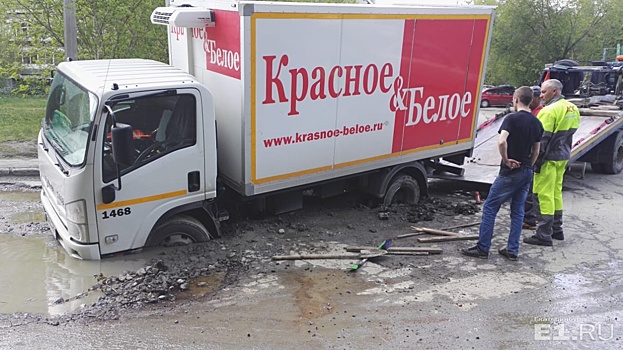 «Его не могут вытащить уже несколько часов»: на ЖБИ под землю ушёл грузовик алкомаркета