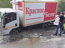 «Его не могут вытащить уже несколько часов»: на ЖБИ под землю ушёл грузовик алкомаркета