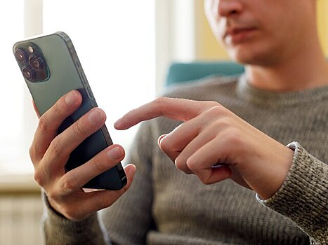 Ученые объяснили, почему люди не выпускают смартфоны из рук