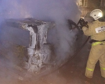 Несколько магазинов остались без вывесок из-за сгоревшего Mercedes