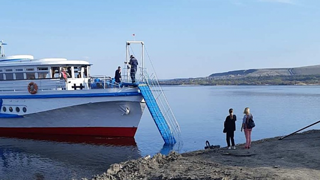 «Присоединенные территории». В Синеньких без пристани пассажиры теплохода спускаются прямо в воду