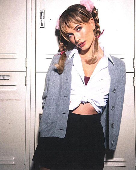 Модель и супруга Джастина Бибера Хейли примерила образ Бритни Спирс из ее клипа «Baby One More Time».