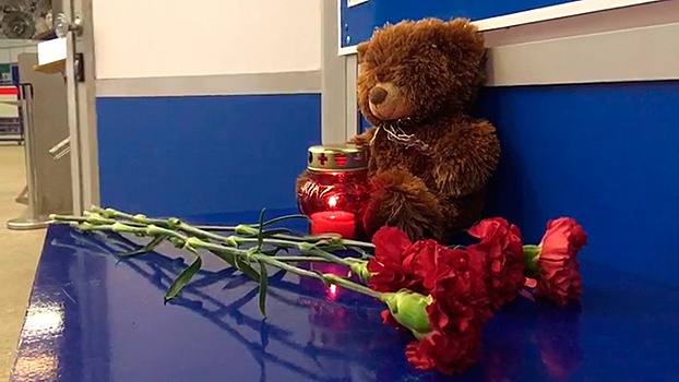 В аэропорт Мурманска несут цветы и игрушки