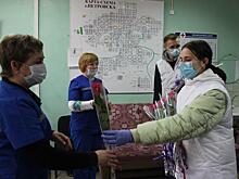 Молодогвардейцы поздравили врачей скорой помощи с профессиональным праздником