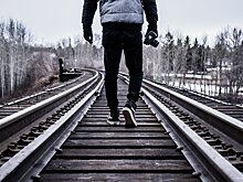 В Саратовской области под грузовой поезд попал мужчина