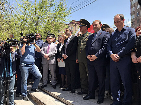 Ереванская школа названа именем героя апрельской войны Роберта Абаджяна