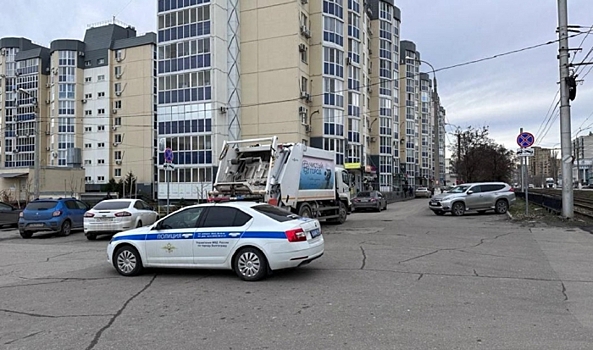 В Волгограде запустили акцию «Дорогу мусоровозу» для освобождения проездов
