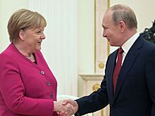 На переговорах с Путиным у Меркель зазвонил телефон. Видео