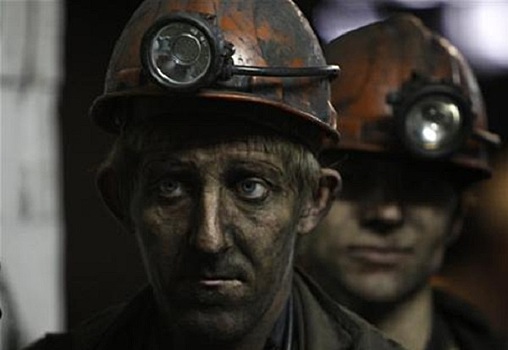 Десятки украинских шахтеров остались под землей