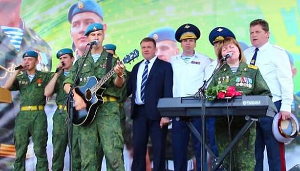 Москвичи скупили тельняшки и береты в преддверии Дня ВДВ