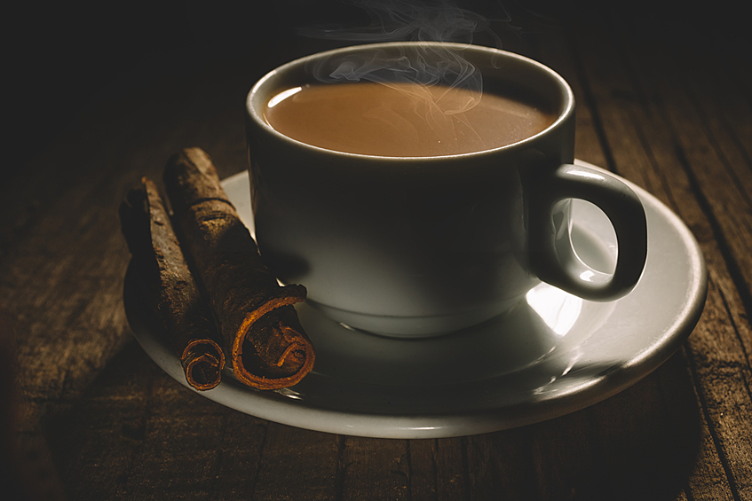 Чай с пряностями уменьшает першение в горле и усиливает потооделение, что облегчает симптомы простуды и помогает скорее выздороветь.