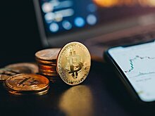 Эксперт Голубовский посоветовал сохранять и докупать биткоины