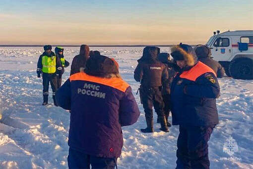 В Якутии трактор с двумя людьми провалился под лед на реке Лена