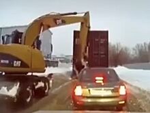 Экскаваторщик неожиданно помог застрявшей на гололеде фуре