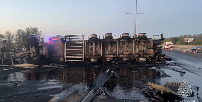 В Аксайском районе спасатели потушили пожар на трассе М-4 «Дон»