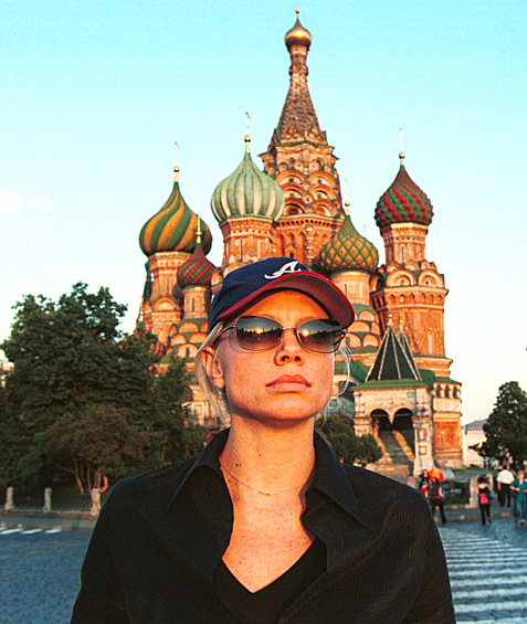Пита Уилсон во время вечерней прогулки по Красной площади, 2001 год