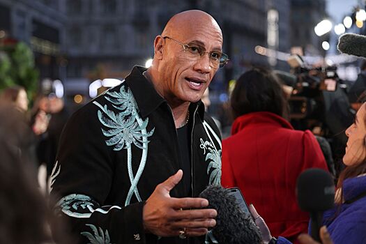 Дуэйн Джонсон поделился редкими фото с дочерями. Снимки сделаны во время важной поездки