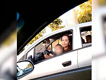 Как женщина с ребенком на руках управляла автомобилем