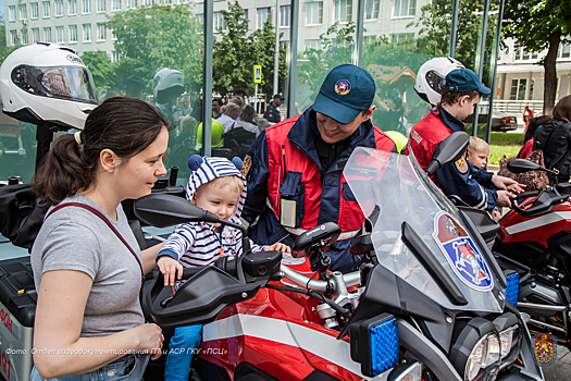 Московские спасатели поздравили пациентов Морозовской детской больницы с Днём защиты детей