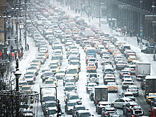 Москва и Подмосковье третий день стоят в пробках из-за снегопада