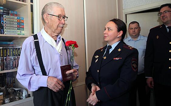 В Орловской области сотрудники полиции вручили паспорта соотечественникам, относящимся к категории детей войны