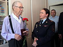 В Орловской области сотрудники полиции вручили паспорта соотечественникам, относящимся к категории детей войны