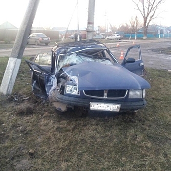 В Краснодарском крае пьяный на «Волге» протаранил столб, пострадали трое