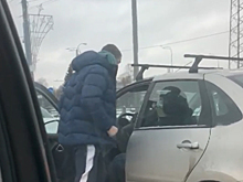 В Петербурге молодой водитель избил пожилого мужчину на дороге