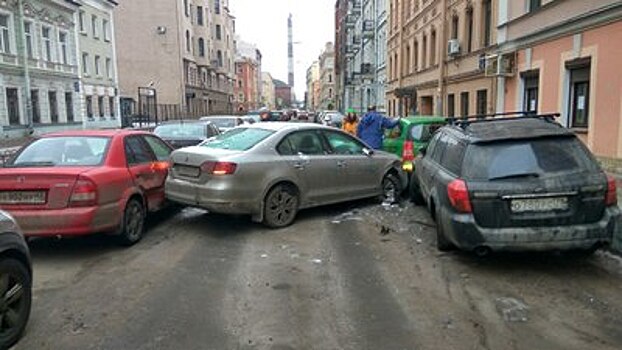 В Петербурге пьяный водитель протаранил шесть автомобилей