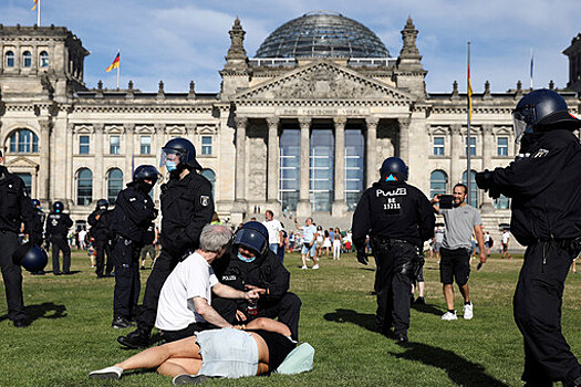 Почти 50 полицейских пострадали во время протестов в Берлине