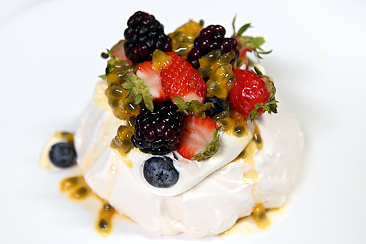 Пирожное "Павлова" с ягодами: воздушный десерт, известный во всем мире