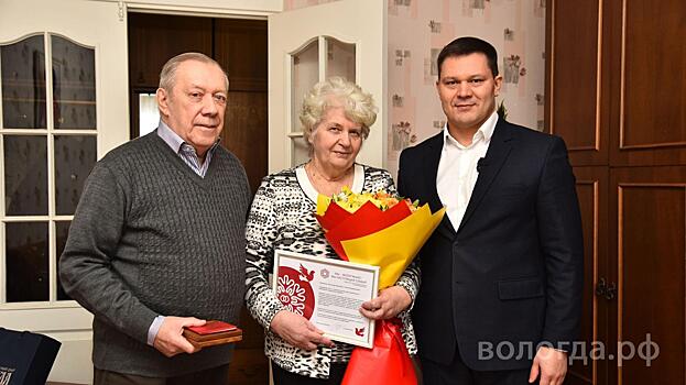 В Вологде почётным знаком наградили семейную пару, прожившую вместе более 50 лет