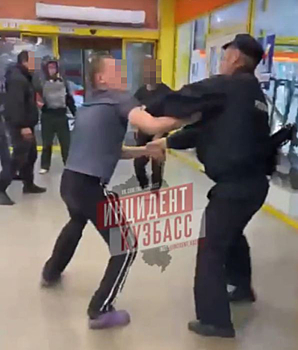 Дебошир набросился с кулаками на вооруженного силовика в кузбасском ТЦ