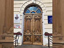 В Благовещенске деревянной резной дверью украсили вход в Алексеевскую гимназию