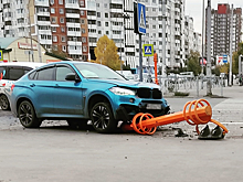 Уничтожили светофор: водитель иномарки в Кемерове пострадал в лобовом ДТП