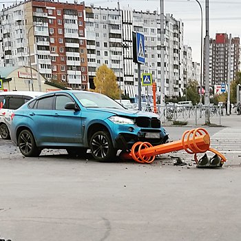 Уничтожили светофор: водитель иномарки в Кемерове пострадал в лобовом ДТП