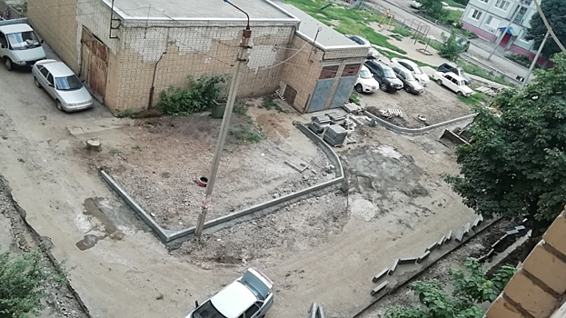При благоустройстве двора балаковской многоэтажки проигнорировали просьбы жильцов о парковке