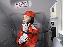 Стюардессы не хотят в рейс с наручниками на поясе