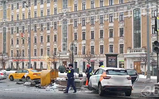 Автомобиль каршеринга попал в ДТП напротив Счетной палаты в Москве