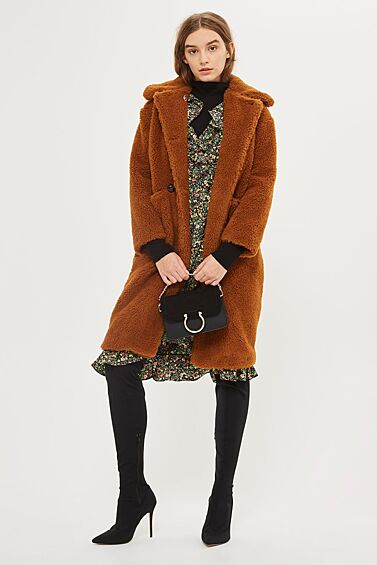 Двубортное пальто из искусственного меха, £95 . Такое длинное пальто отлично смотрится с платьем из тонкой ткани с цветочном принтом.
