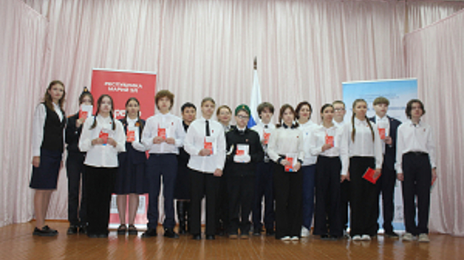 В Республике Марий Эл юным йошкаролинцам вручили паспорта в День Конституции Российской Федерации