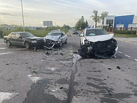 На перекрёстке Дзержинского и Энергетиков произошла авария с тремя легковушками, есть пострадавшие